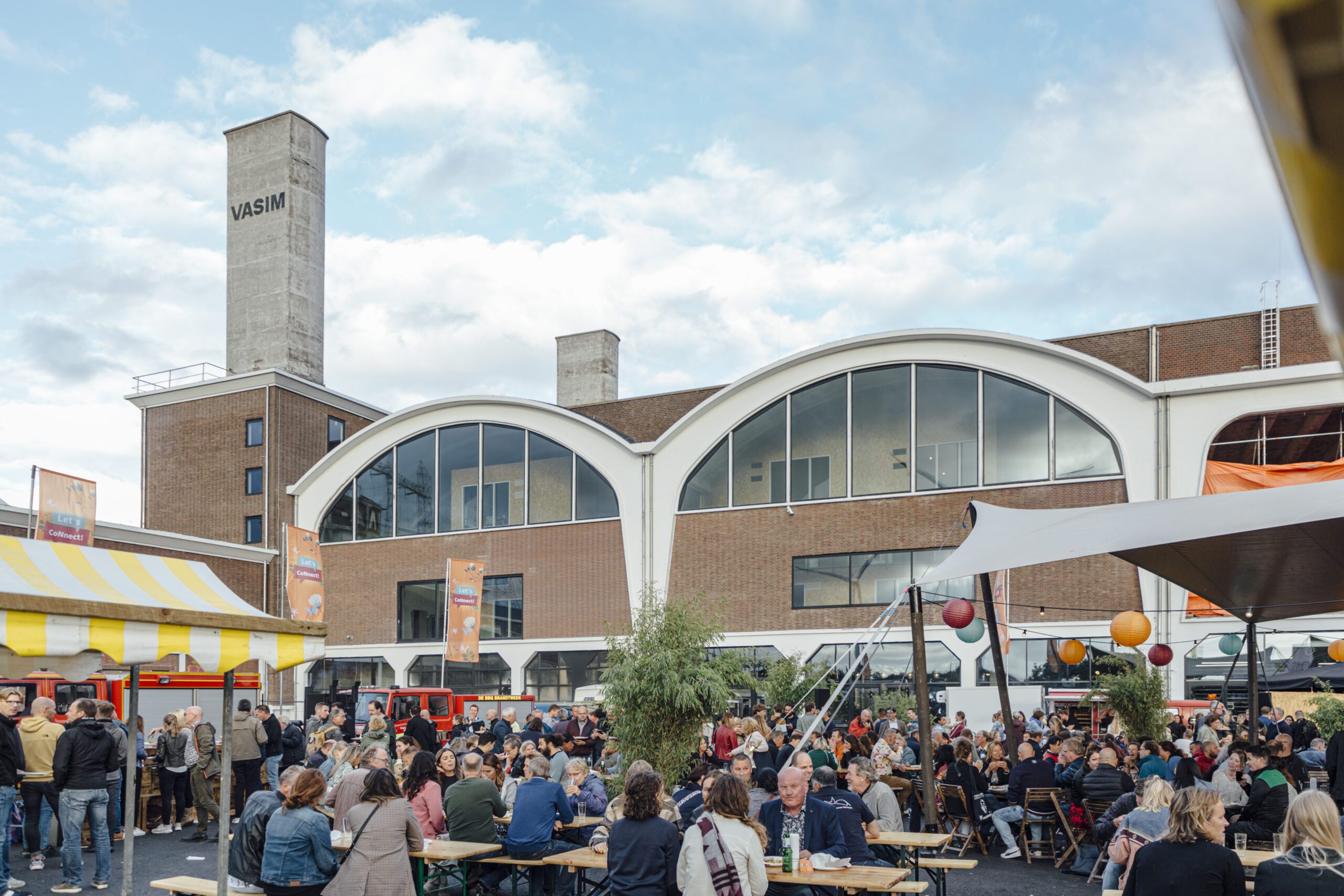 Het buitenterrein van De Vasim in Nijmegen, als corporate festivallocatie met foodtrucks.